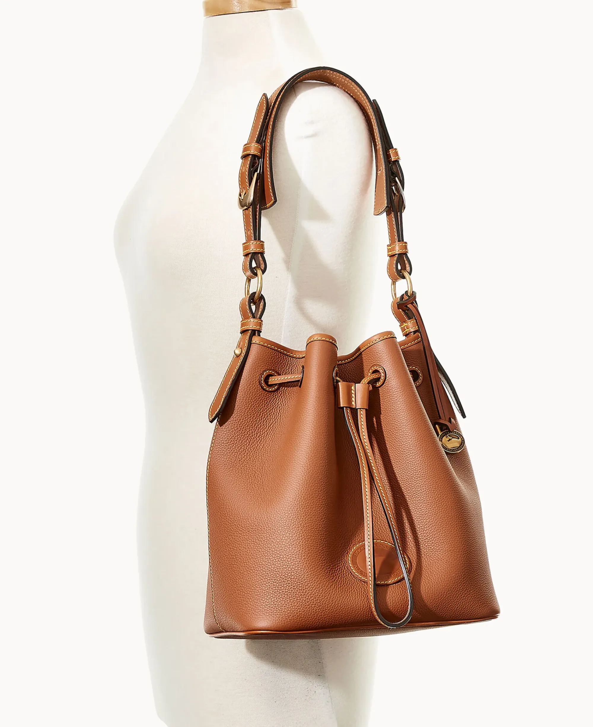 Dooney & Bourke Ready For the Getaway|Pebbled Leather<All Weather Leather 3.0 Drawstring 25 Caramel