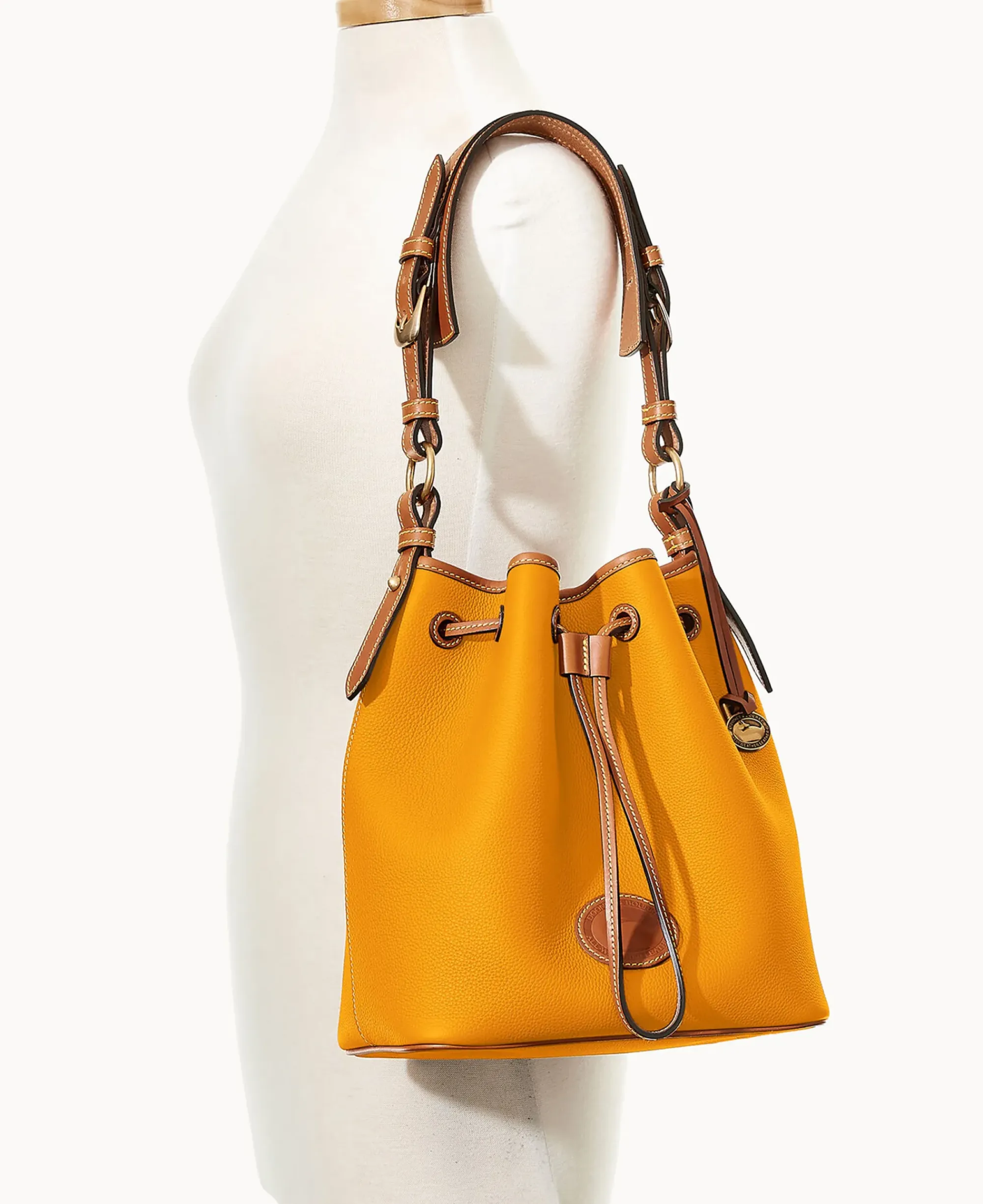 Dooney & Bourke Ready For the Getaway|Pebbled Leather<All Weather Leather 3.0 Drawstring 25 Chamois