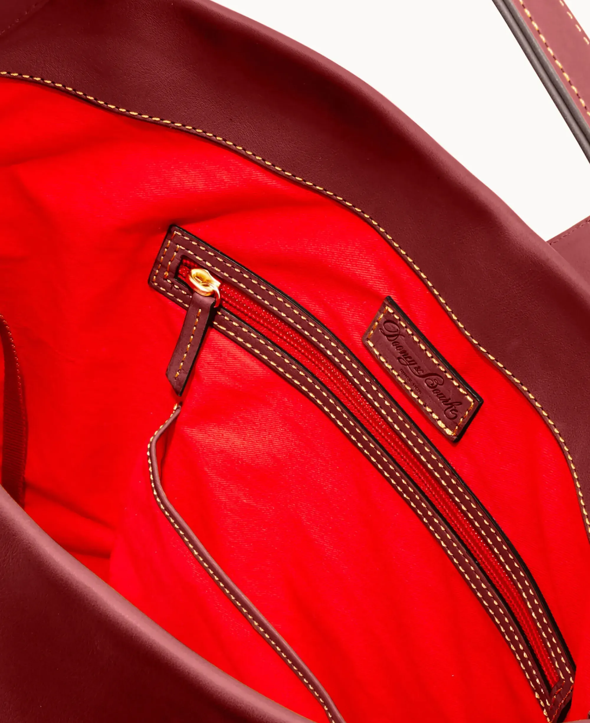 Dooney & Bourke The Florentine Collection|Ready For the Getaway<Florentine Logo Lock Shoulder Bag Bordeaux