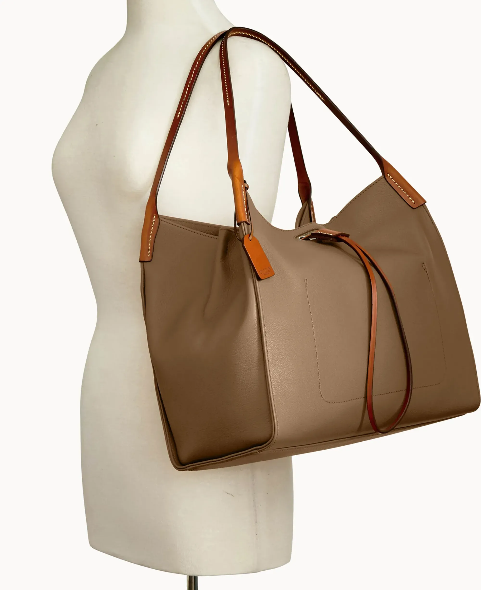 Dooney & Bourke Ready For the Getaway|Textured Leather<Oncour Twist Full Up Two Camel