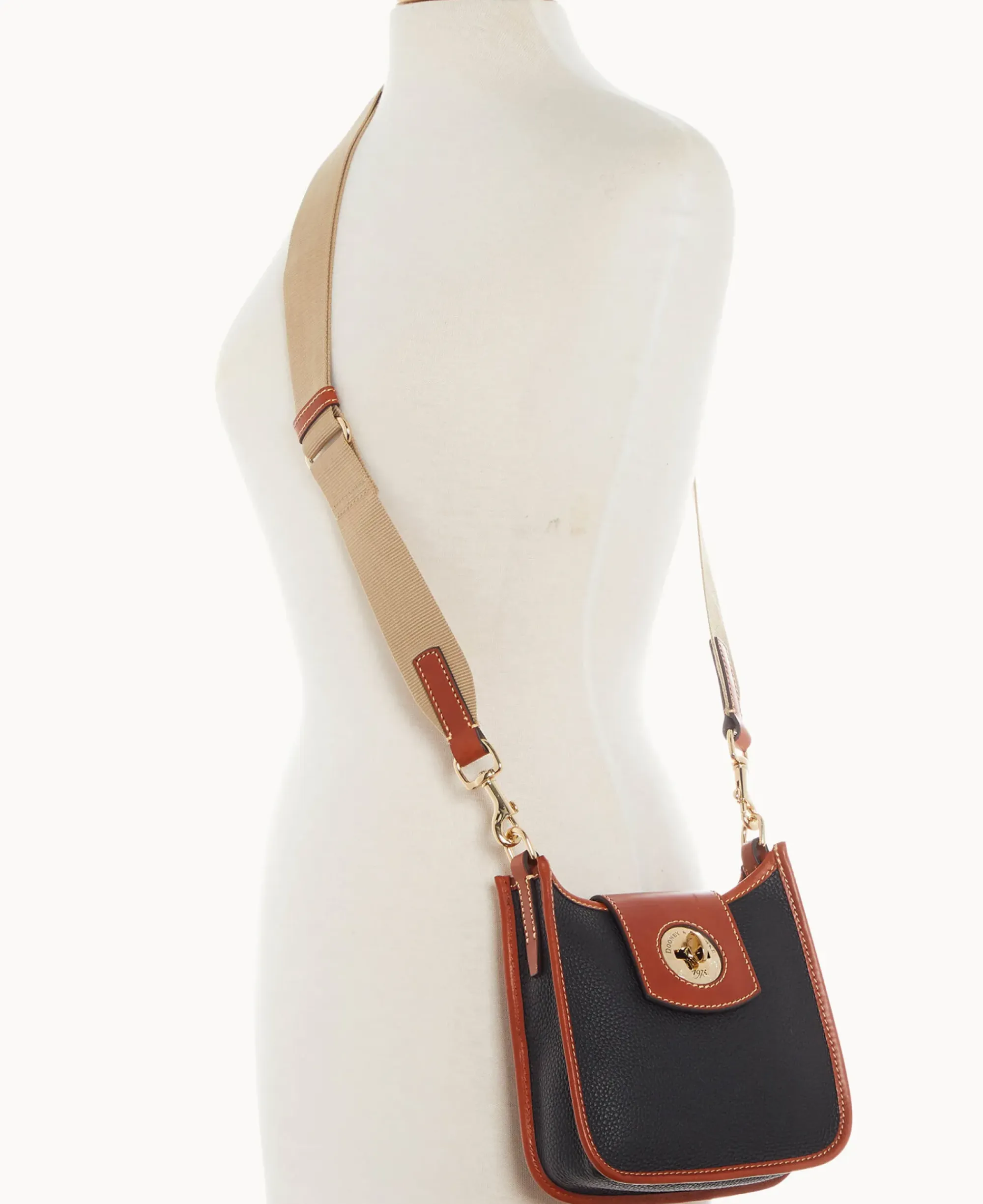 Dooney & Bourke The Pebble Grain Collection|The Pebble Turnlock Collection<Pebble Turnlock Messenger 20 Black