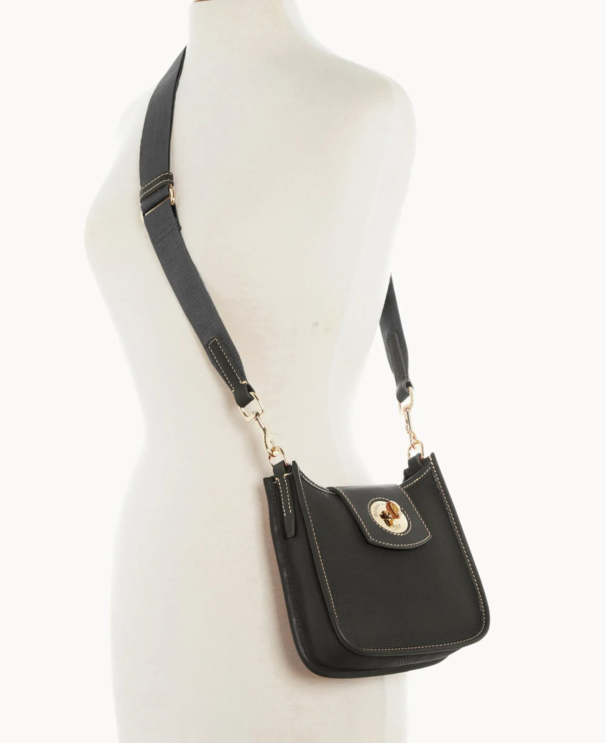 Dooney & Bourke The Pebble Grain Collection|The Pebble Turnlock Collection<Pebble Turnlock Messenger 20 Black
